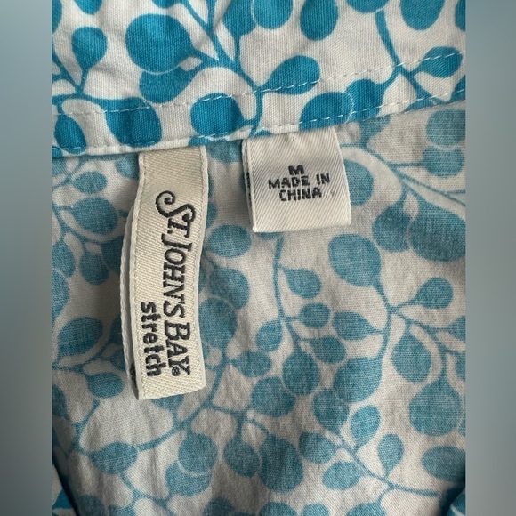 St. John’s Bay Stretch Short Sleeve Button Up - Y2K Womens Size Medium - Floral - Picture 2 of 2